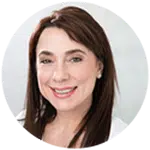 Eine Frau mit braunen Haaren lächelt in die Kamera.